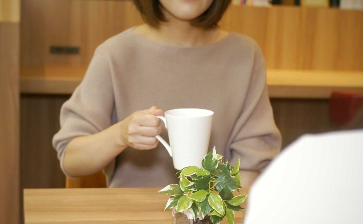 ドリンクを飲む女性